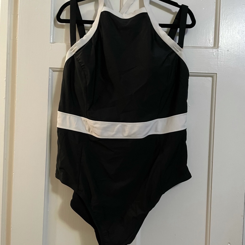 Black and white one piece swimsuit 22/24W